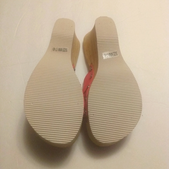 Coral size 7-8 summer wooden Clogs with beaded decor. New! - Picture 5 of 5